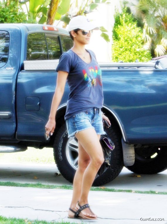 Halle Berry Gives Child Alive Benefits