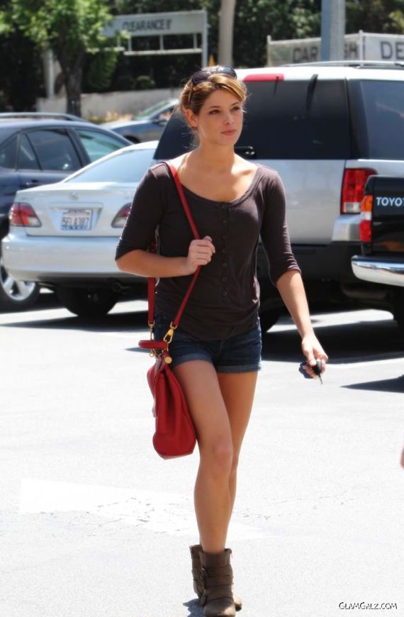 Ashley Greene Heading to Aroma Cafe