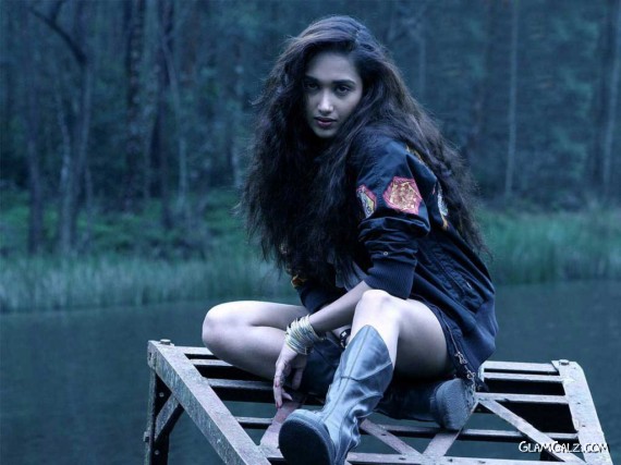 Click to Enlarge - Bolly Beauty Jiah Khan hotw