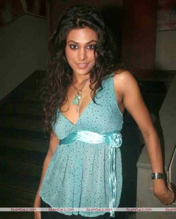  Sensational Singer Poonam Jhawar