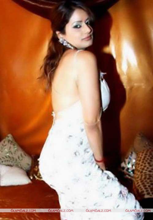  Sensational Singer Poonam Jhawar