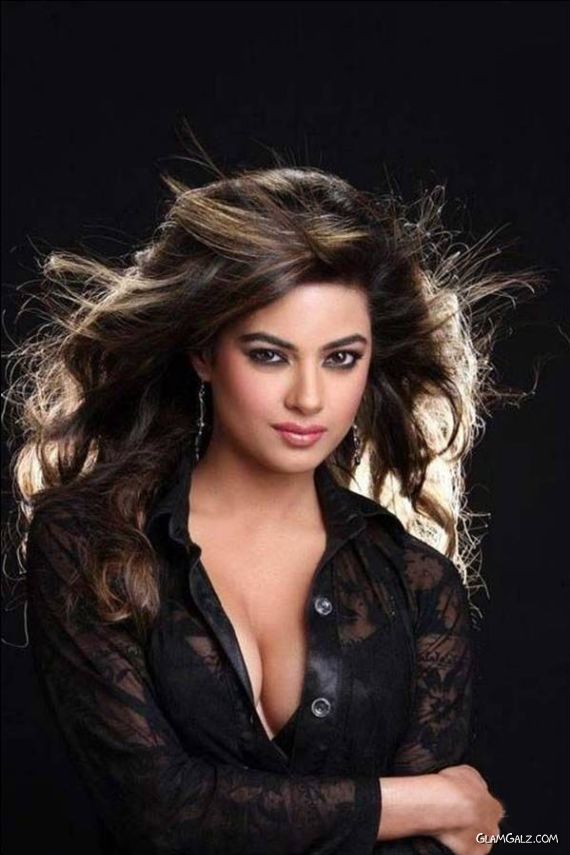 Charming Meera Chopra Photoshoot